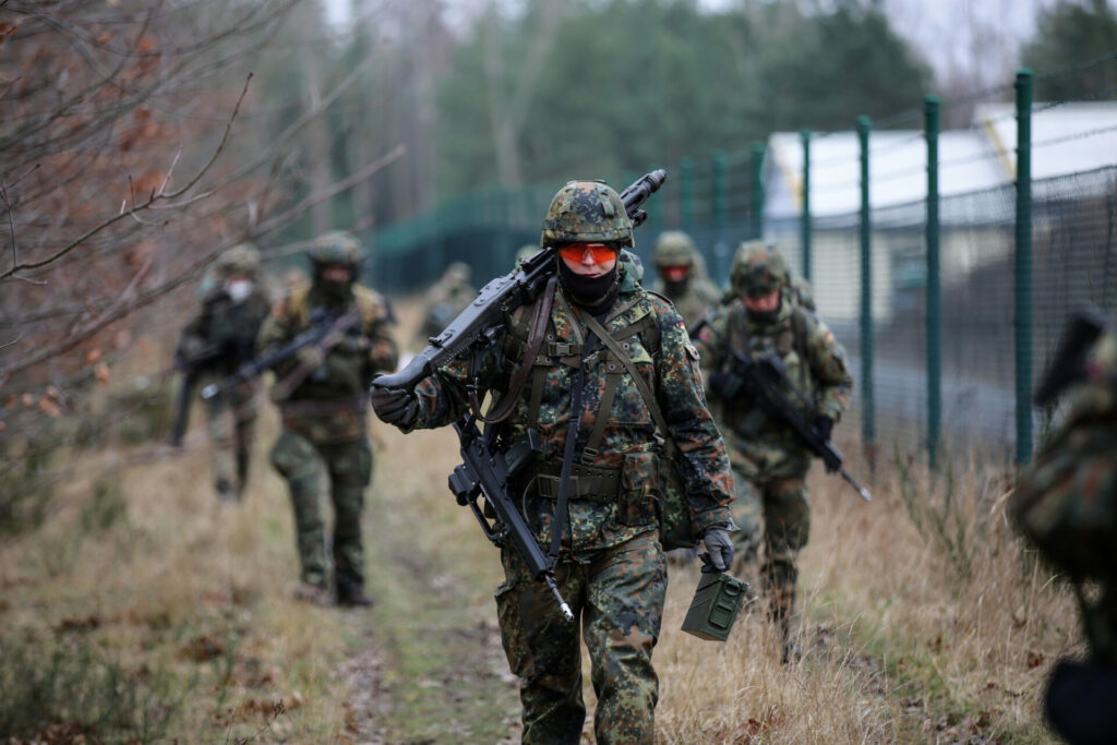 Bloß nichts wegwerfen: Heimatschutzkräfte bei der Ausbildung 2024 - das MG3 ist immer noch dabei. 