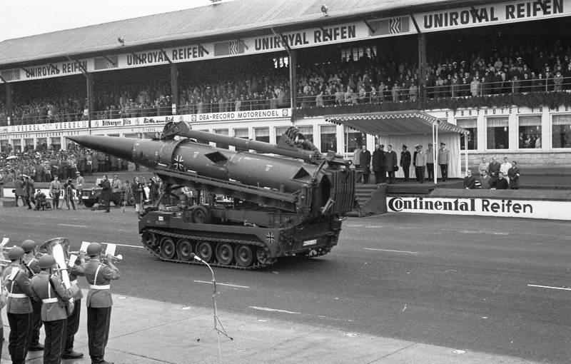 Eine Mittelstreckenrakete Pershing Ia der deutschen Luftwaffe bei einer Parade auf dem Nürburgring zum NATO-Jubiläum 1969.