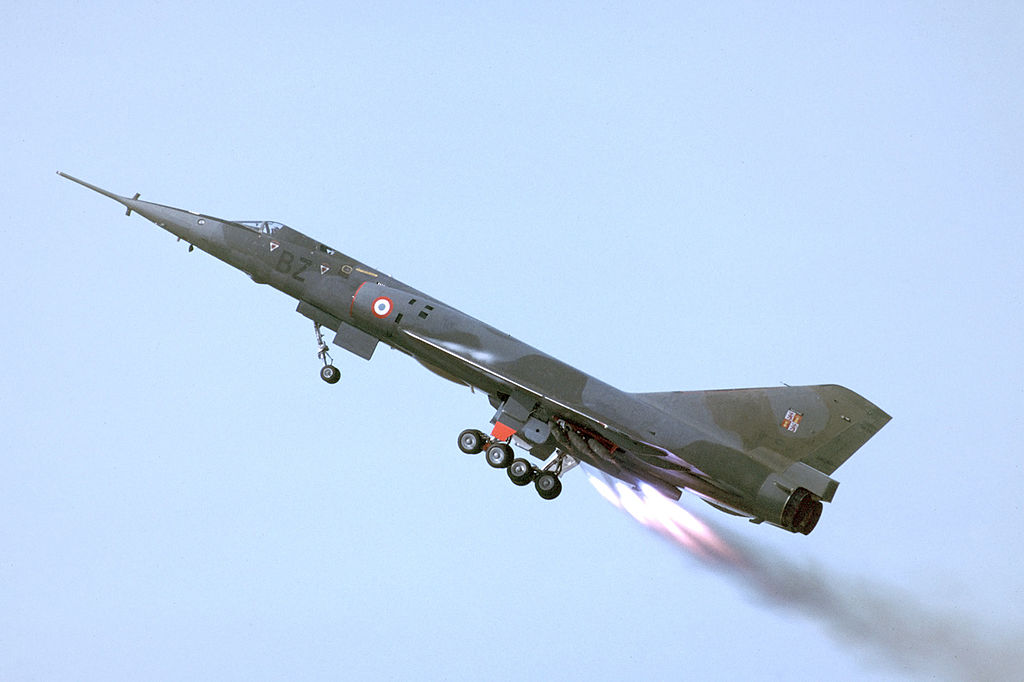 Ein ehemaliger französischer Überschallbomber vom Typ Mirage IV beim Alarmstart mit RATO-Hilfsraketen.