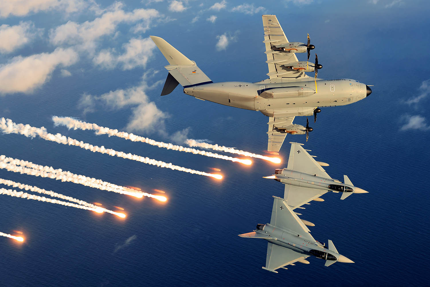 Eurofighter wehren eine Bedrohung für die A400M durch den Abschuss von Täuschkörpern ab. (Foto © Stefan Petersen)