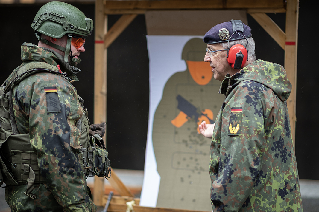 Brigadegeneral Richert bei der Dienstaufsicht auf der Schießbahn. (Foto © Bw/Kevin Schrief)
