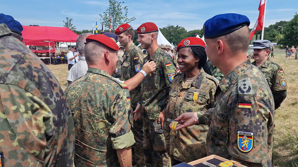 Brigadegeneral Hans-Dieter Müller gratulierte Erstmarschiererin Hauptmann Martha S. aus der Marschgruppe Zentraler Sanitätsdienst. (Foto © Bundeswehr/ Olaf Pieper)