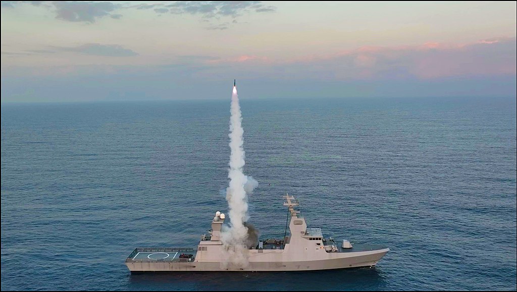 Geht noch immer alles, was schwimmt? Eine israelische Korvette der Sa'ar-6-Klasse feuert einen Flugkörper ab.