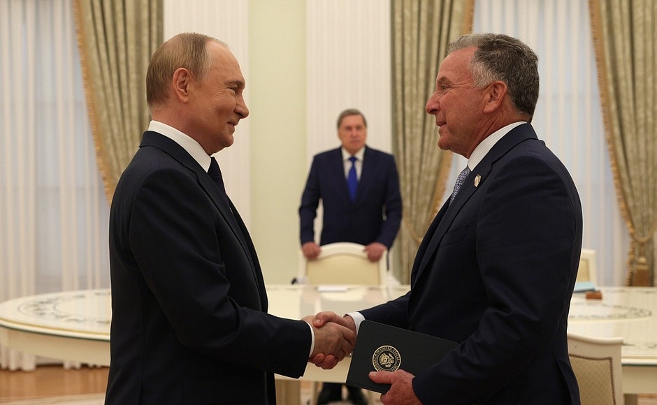 Wladimir Putin beim Treffen mit dem amerikanischen Sondergesandten Steve Witkoff (r.) am Mittwoch, 6. August. 