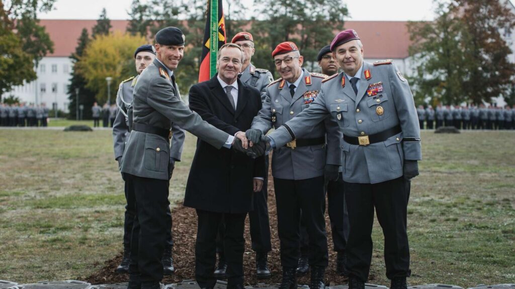 Handschlag nach der Kommandoübergabe über das Deutsche Heer: (v. l.) der neue Inspekteur, Generalleutnant Freuding, Minister Pistorius, der Generalinspekteur der Bundeswehr, General Breuer, und der scheidende Inspekteur, Generalleutnant Mais. 