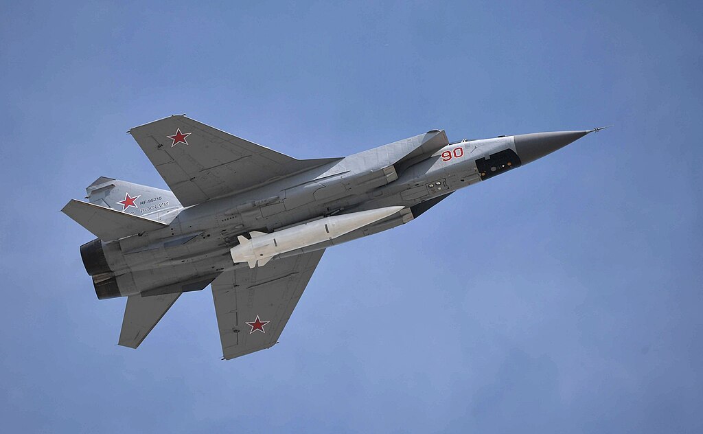 Entzauberte Wunderwaffen: Der luftgestartete Hyperschall-Flugkörper Kinschal, hier an einer MiG-31 während der Moskauer Siegesparade 2018, gehörte zu den vor Beginn des Ukrainekrieges gehypten Systemen.