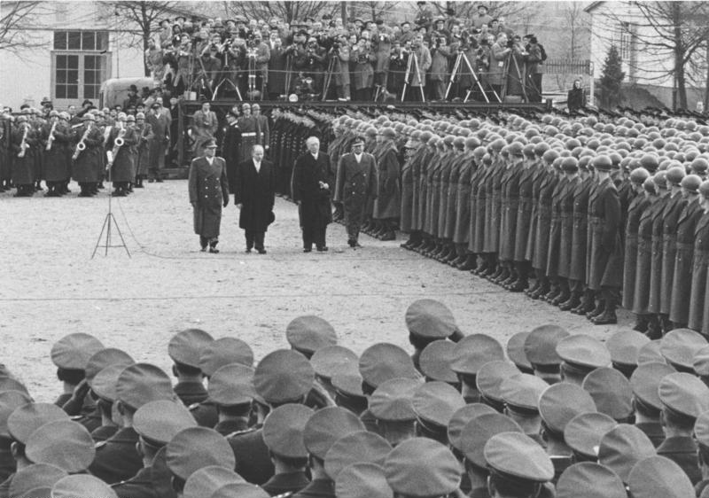 Bundeskanzler Konrad Adenauer beim Besuch der ersten Bundeswehrsoldaten 1956 in Andernach.