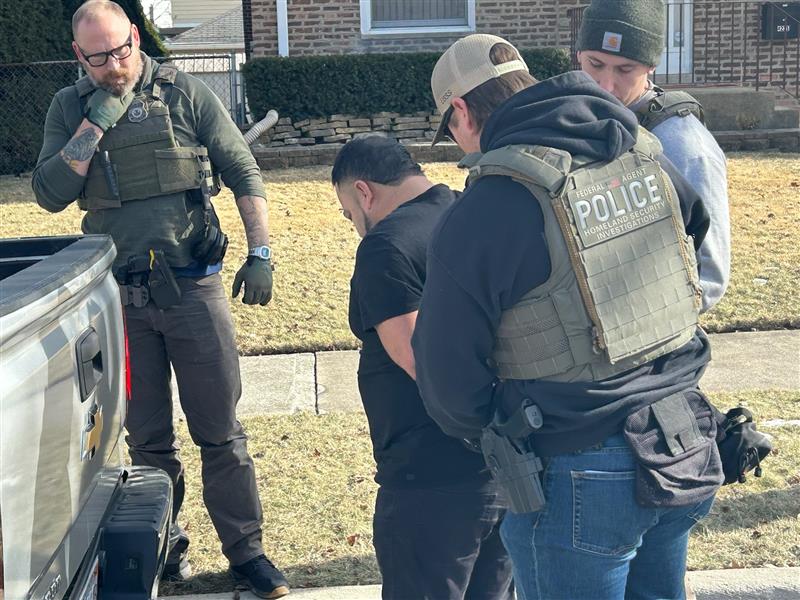 Bundesagenten des Department of Homeland Security und des Immigration and Customs Enforcement nehmen im Januar einen lateinamerikanisch aussehenden Mann fest.