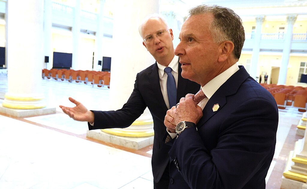 Der US-Sondergesandte Steve Witkoff (r.) und der russische Präsidentenberater Kirill Dmitriew im April in Moskau.