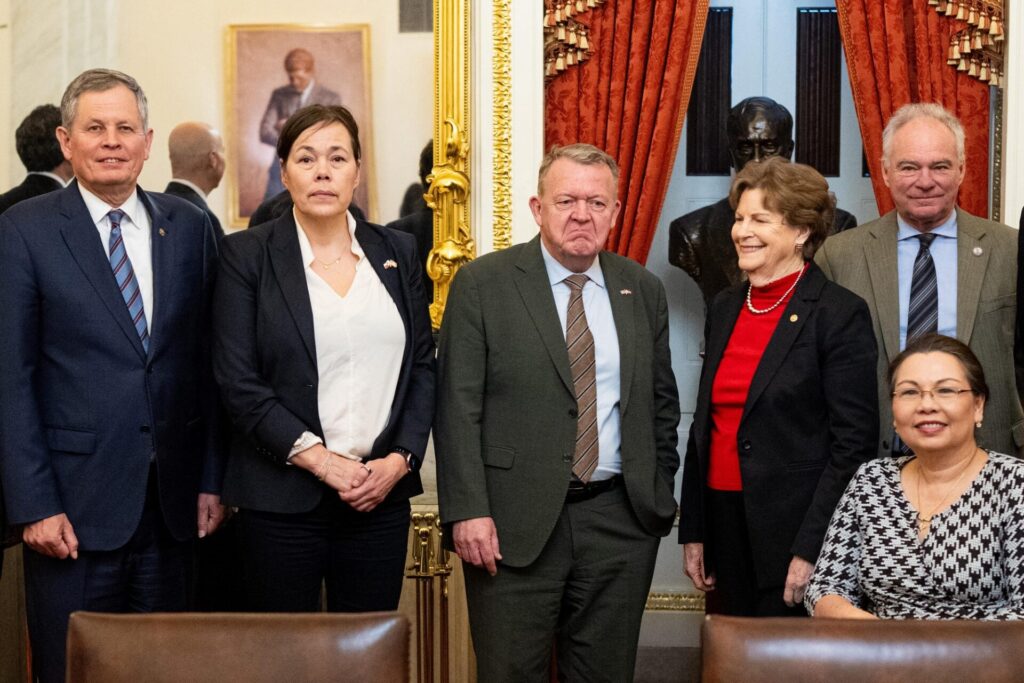 Die grönländische Ministerin für Auswärtige Angelegenheiten Vivian Motzfeldt und ihr dänischer Kollege Lars Lokke Rasmussen (2. u. 3. v. l.) diese Woche mäßig fröhlich in Washington. 