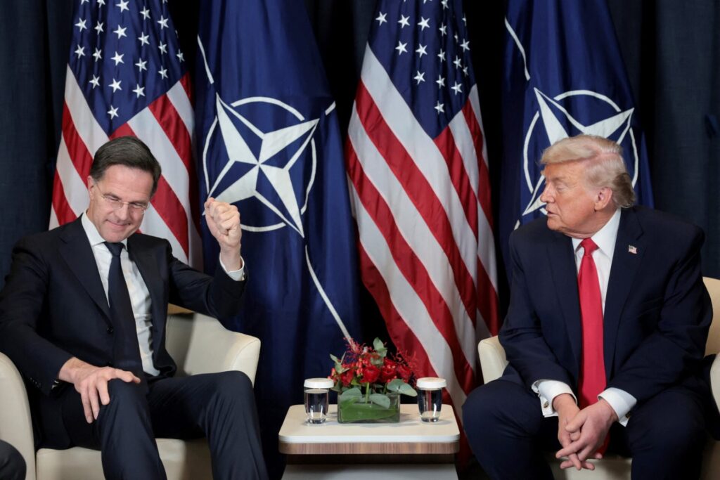 Auftrag erfüllt: NATO-Generalsekretär Mark Rutte (l.) verkauft US-Präsident Donald Trump Eis in Grönland. 
