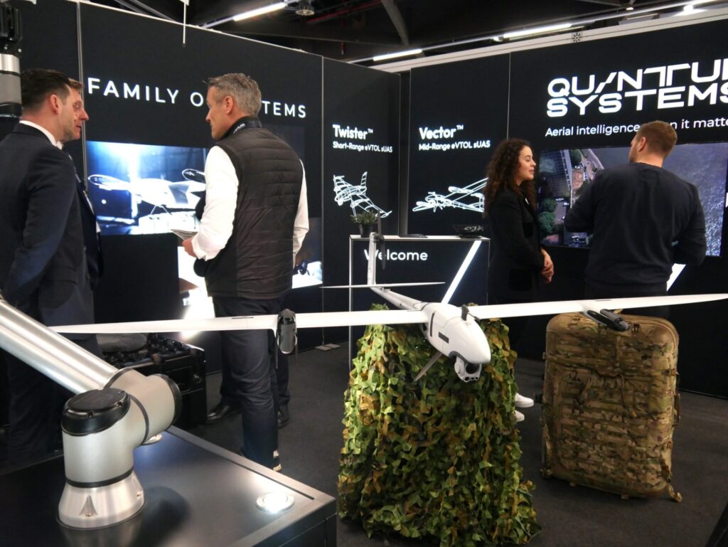 An vielen Ständen werden Waffen aller Art vorgestellt.