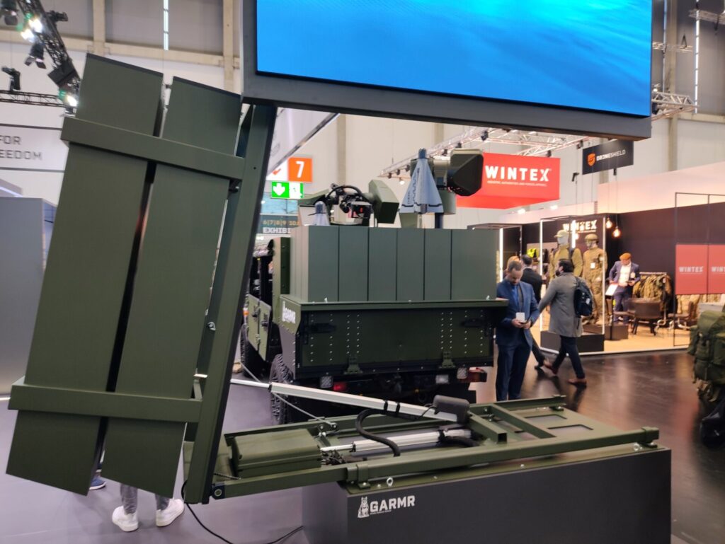 Der seitlich elevierbare Vierfachstarter (vorn) als Alternative zum eingerüsteten Senkrechtstartmodul mit 15 Abfangdrohnen Cicada. 