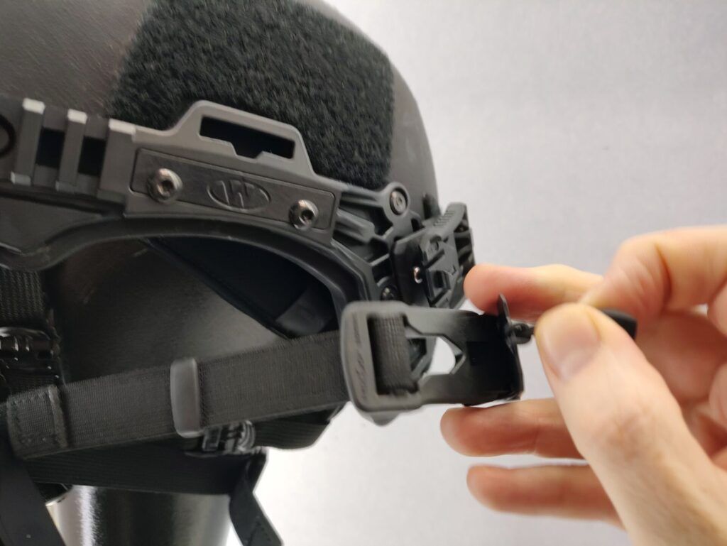 Die MITRE-Maske lässt sich durch Clips mit einem Positionierungssystem und Magneten quasi blind an einem taktischen Helm befestigen und wieder abnehmen. 