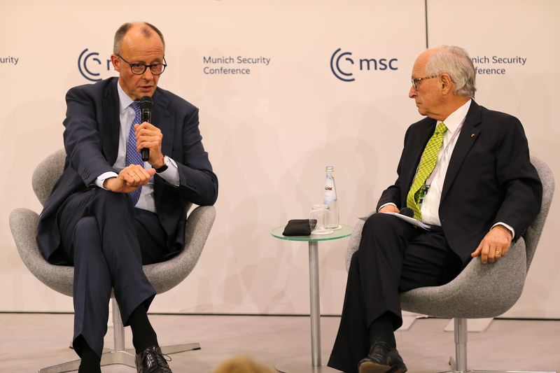 Nüchterner Ton der Erkenntnis: Bundeskanzler Friedrich Merz (l.) im Gespräch mit dem MSC-Vorsitzenden Wolfgang Ischinger. 
