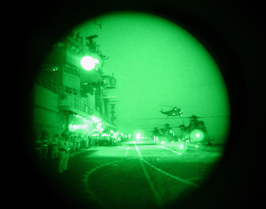ritische Royal Marines an Deck des Flugzeugträgers HMS Royal Ark vor der Luftlandung auf der irakischen Halbinsel al-Faw mit Hubschraubern Sea King während des Irakkrieges 2003.
