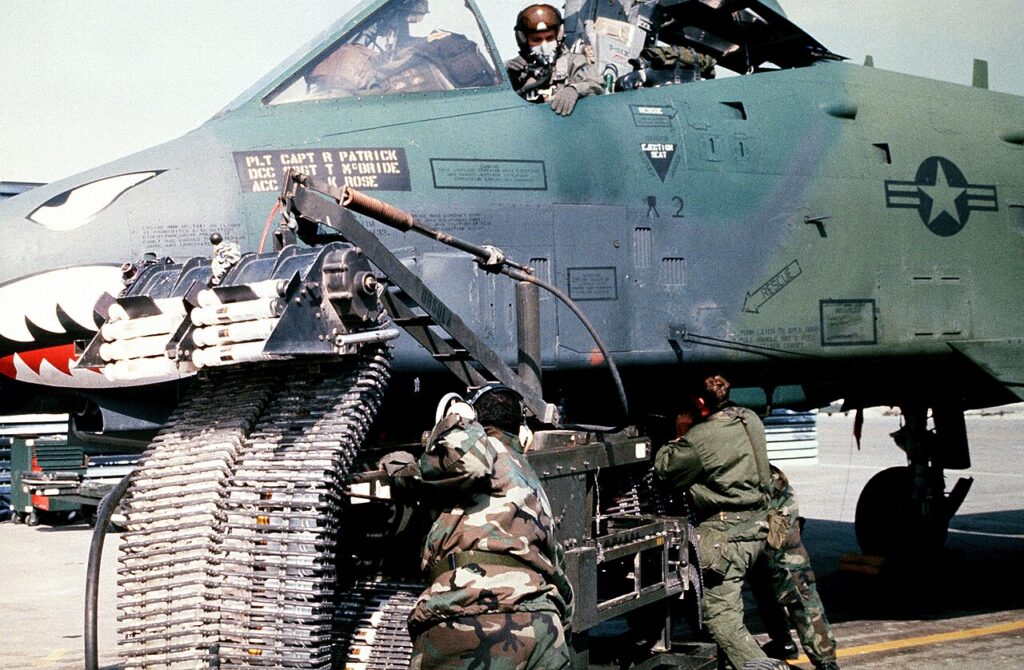 Bodenpersonal lädt die 30-mm-Kanone GAU-8 einer A-10 während Operation Desert Storm.