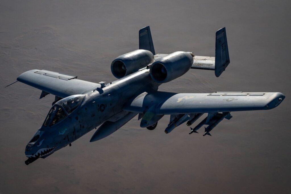 Eine A-10C Thunderbolt II im Irankrieg. Unter den Tragflächen sind ein Luft-Boden-Flugkörper AGM-65 Maverick, ein Behälter mit sieben lasergelenkten 70-mm-Raketen APKWS und zwei Luft-Luft-Lenkwaffen AIM-9 Sidewinder vermutlich zum Einsatz gegen iranische Drohnen zu erkennen.