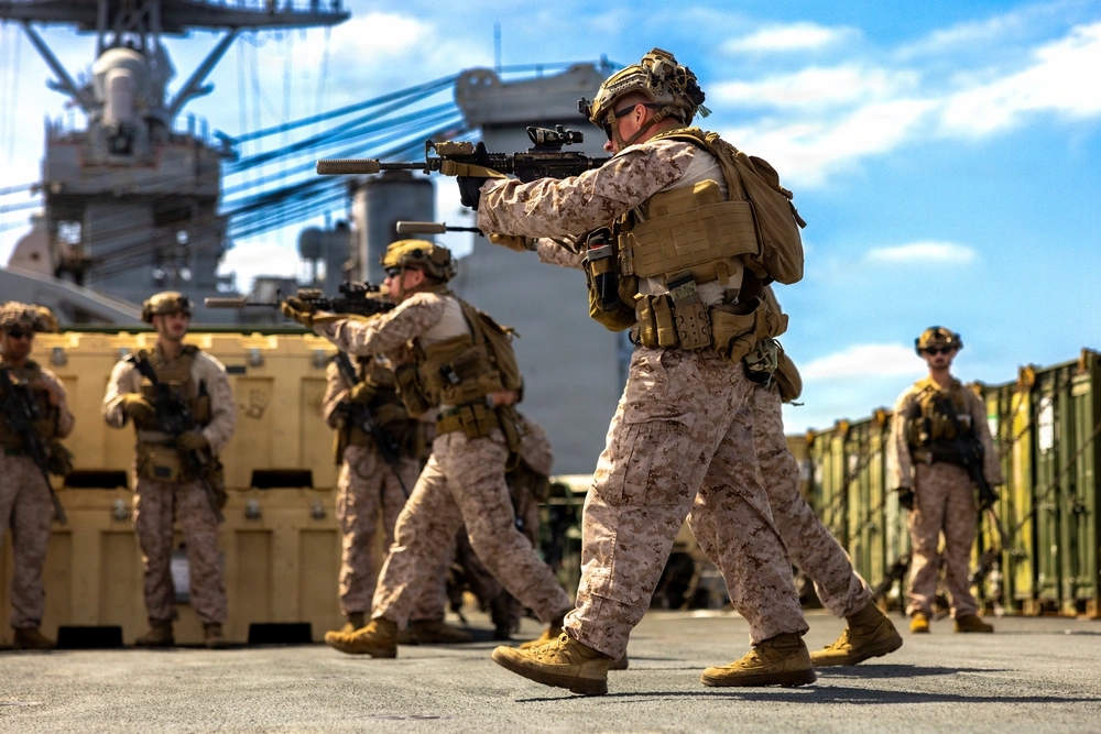 Entspannung sieht anders aus: U.S. Marines der 11th Marine Expeditionary Unit üben während der Verlegung Richtung Iran an Bord des Docklandungsschiffs USS Comstock. 