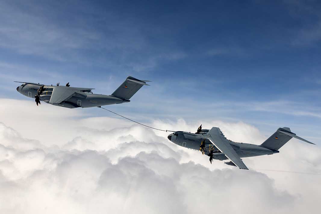 Luftbetankung von A400M zu A400M: Ohne Stopp soll es von Wunstorf nach Hawaii gehen. (Foto © Bw/Christian Timmig)