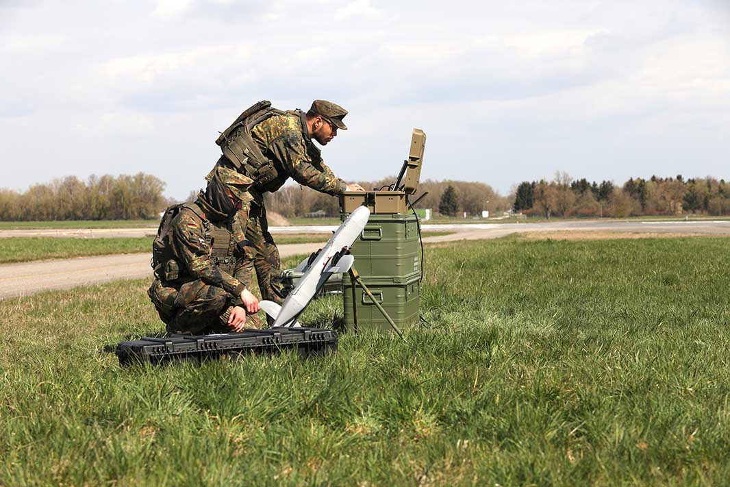 Soldaten testen eine Drohne des Projekts „Innovationslabor System Soldat“ in Erding. (Foto © Bw/Heike Westhöfer)