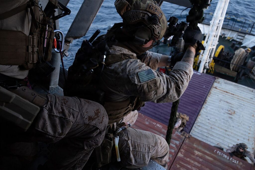 Blockade und Gegenblockade: U.S. Marines der 31st Marine Expeditionary Unit gehen von einem Hubschrauber aus zu einer Inspektion an Bord eines Handelsschiffs im Golf von Oman. 