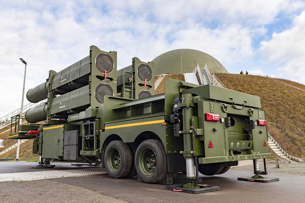 Mit dem Arrow-Luftverteidigungssystem hat die Bundeswehr Anfang Dezember 2025 die Anfangsbefähigung erreicht. Vorne der Launcher, hinten das Radarsystem. (Foto © Bw/Francis Hildemann)