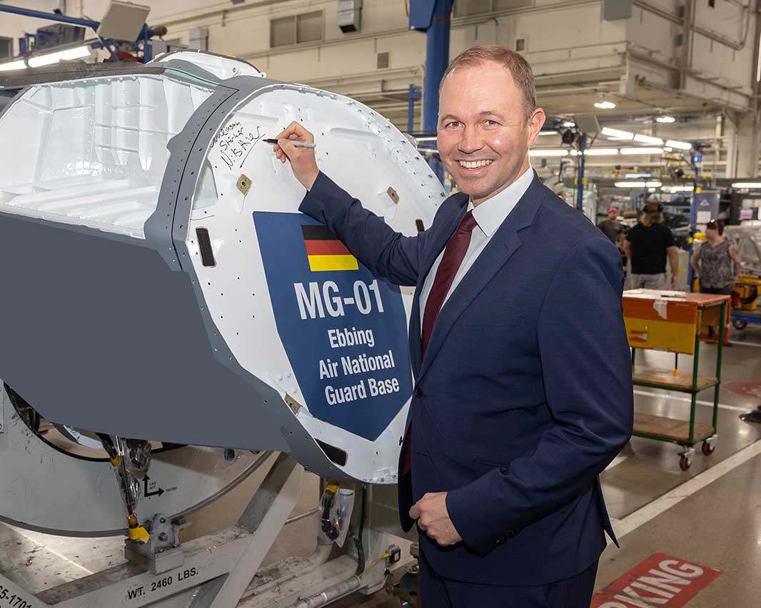 Staatssekretär Nils Hilmer signiert das Schott der ersten deutschen F-35A im Werk von Lockheed Martin in Fort Worth. (Foto © Lockheed Martin/Chris Hanoch)