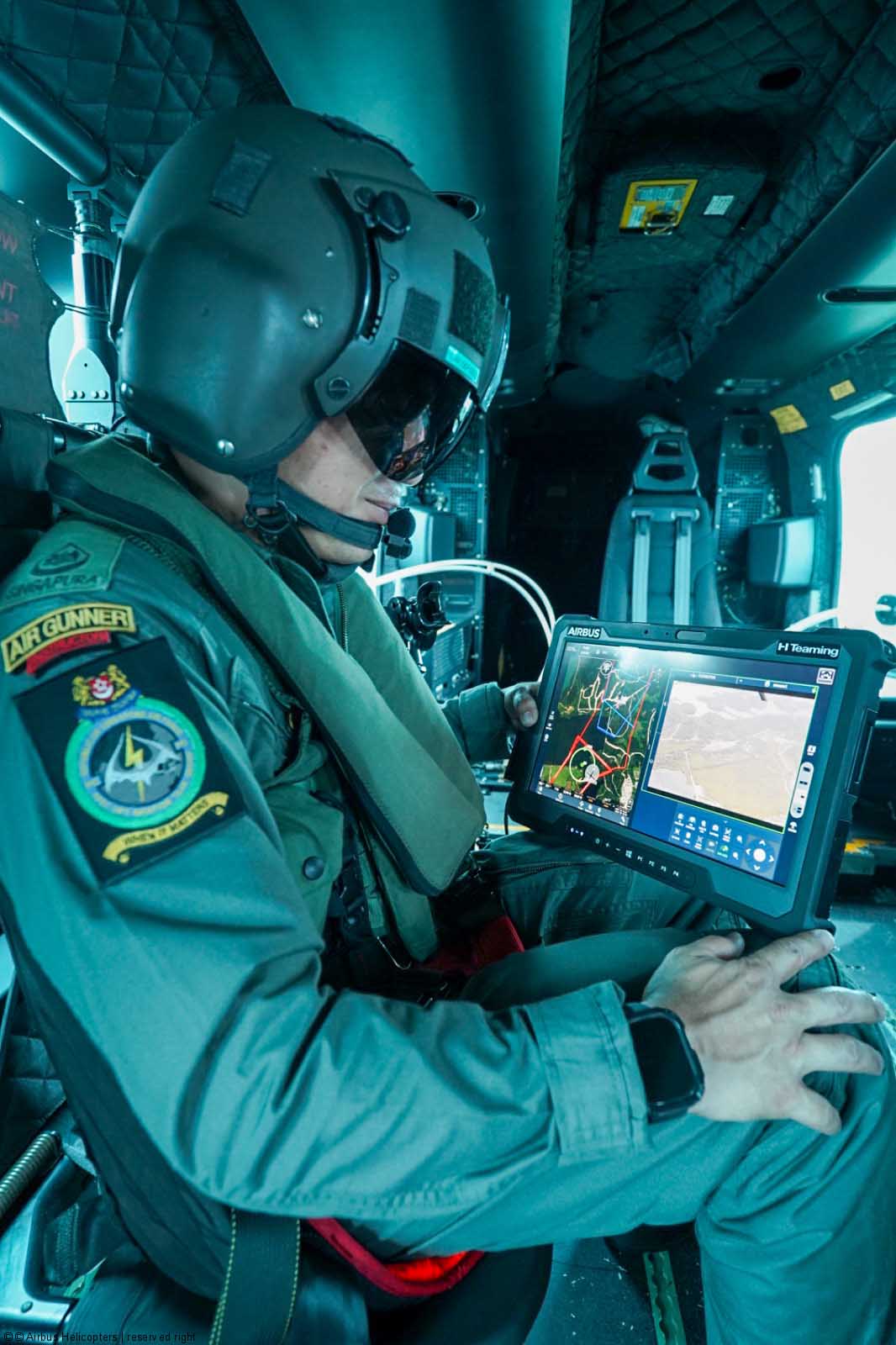 Ein Crewmitglied an Bord der H225M der RSAF empfängt auf seinem Tablet Aufklärungsdaten von einer Flexrotor-Drohne in Echtzeit. (Foto ©Airbus)