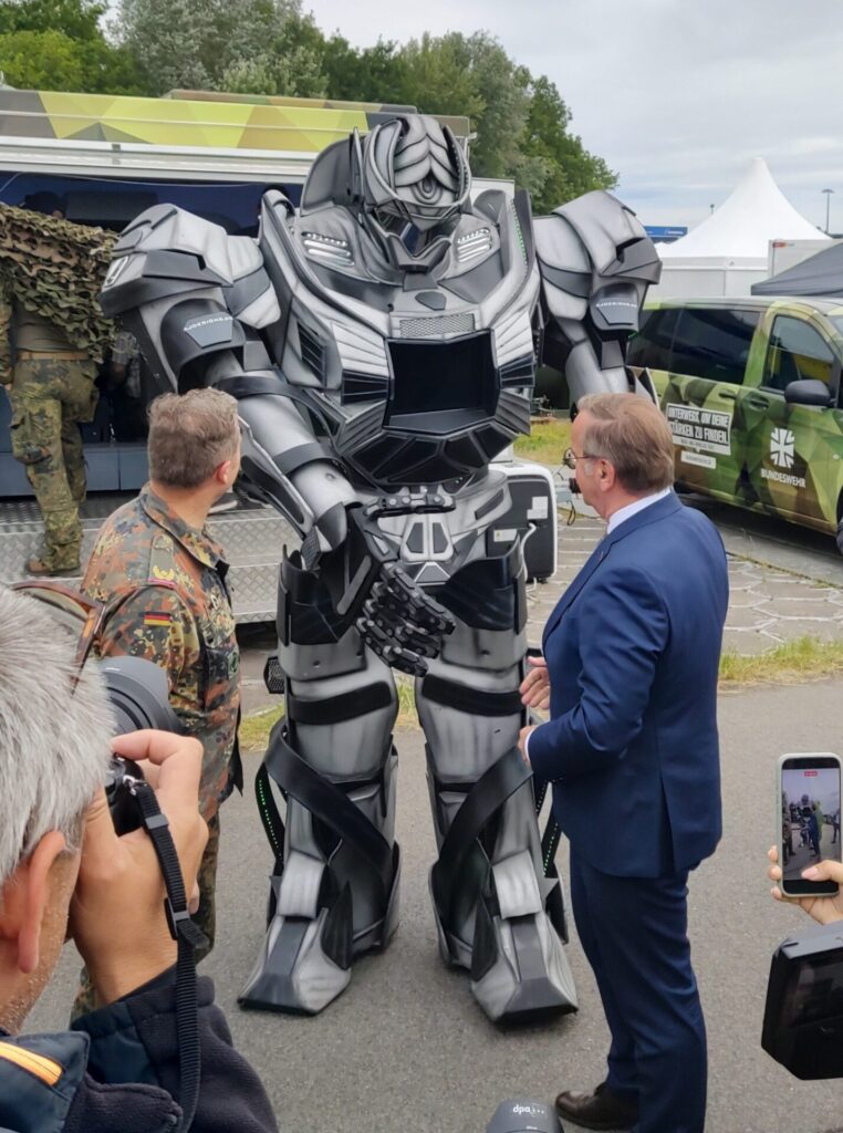 Pistorius am Stand der Karriereberatung der Bundeswehr.