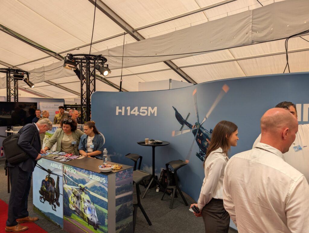 30 Aussteller aus dem zivilen, militärischen und Dual-Use-Hubschrauberbereich präsentieren ihre Angebote. (Foto: © Burghard Lindhorst)