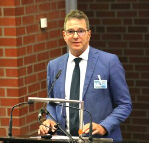 Der Präsident des Hubschrauberzentrums, Klaus Przemeck, eröffnet die Veranstaltung mit seiner Keynote. (Foto © Burghard Lindhorst)