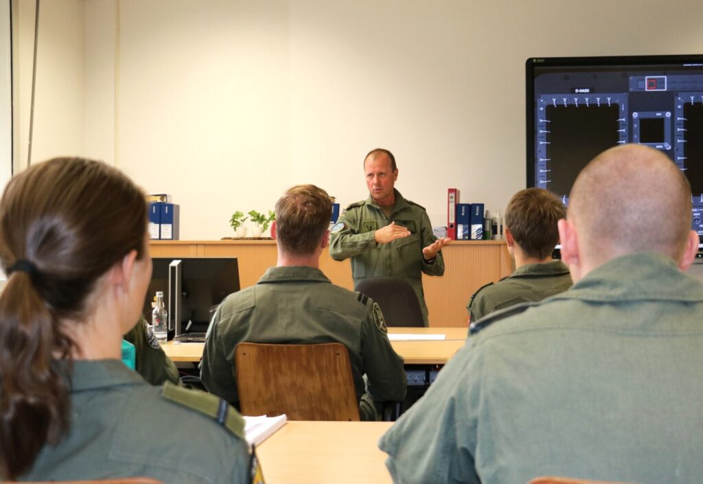 Brigadegeneral Bauersachs im Gespräch mit den Lehrgangsteilnehmern. 