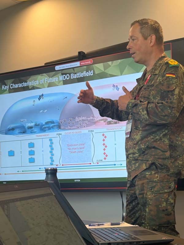 Generalleutnant Hübner beim Vortrag zu MDO.