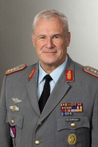 GenOStArzt Dr. med. Ralf Hoffmann ist seit 1. Oktober 2024 Stellvertreter des Befehlshabers Unterstützungskommando der Bundeswehr und Befehlshaber des Zentralen Sanitätsdienstes der Bundeswehr. (Foto ©Bw/von Scheven)