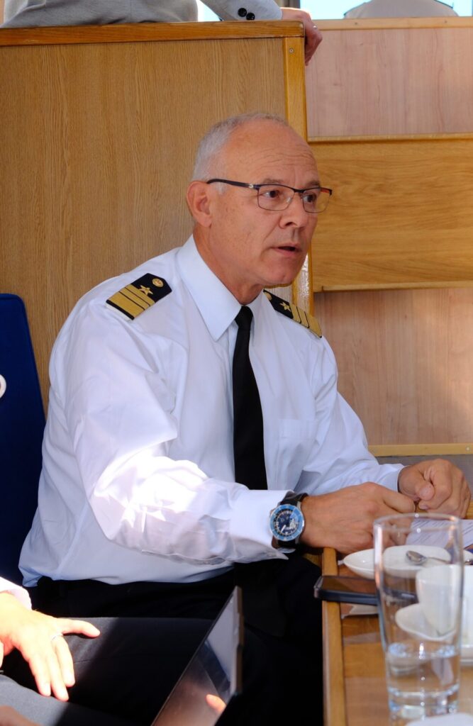 Admiral Kaack im Gespräch mit Journalisten.