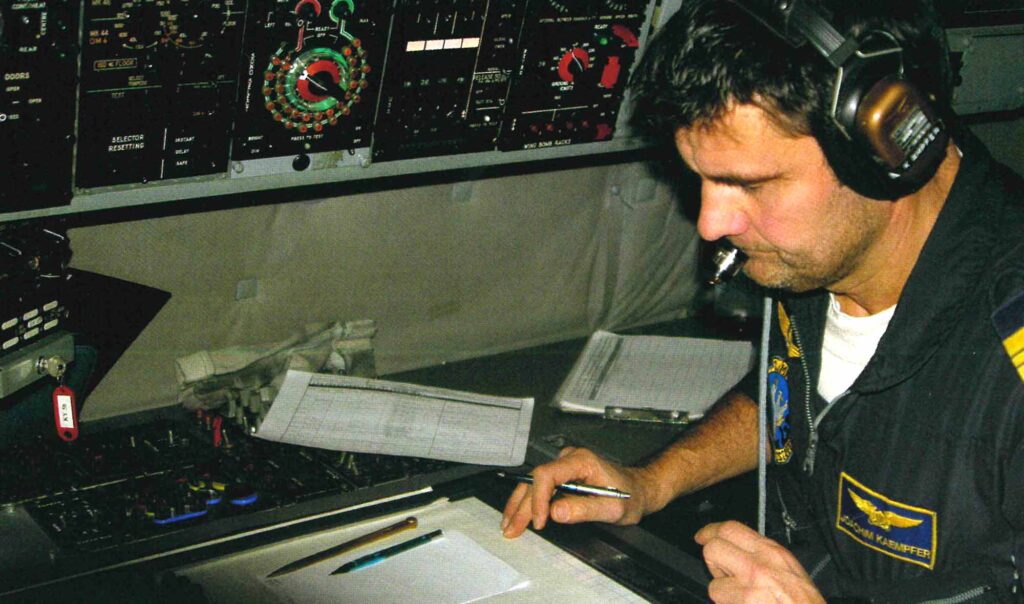 Fregattenkapitän Joachim Kämpfer als taktischer Koordinator an seinem Arbeitsplatz in der Breguet Atlantic. (Fotos: Janine Potenz)