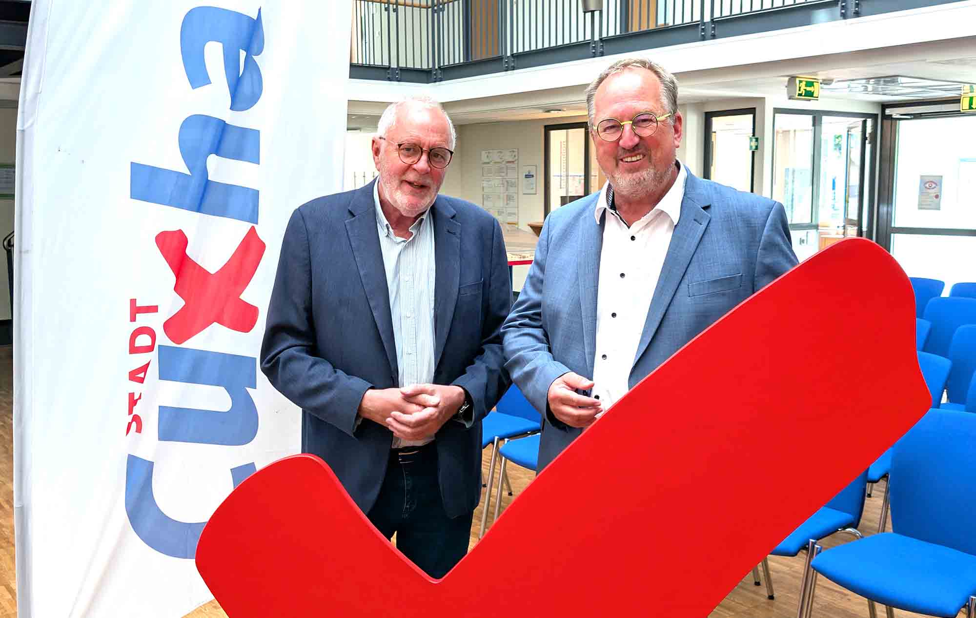 Im Rathaus der Stadt Cuxhaven stellte sich Oberbürgermeister Uwe Santjer (re.) den Fragen von Burghard Lindhorst. (Foto © Stadt Cuxhaven)