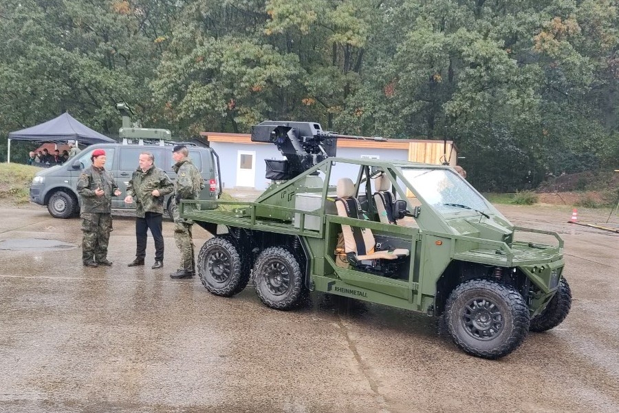 Bundesverteidigungsminister Boris Pistorius (m.) und Heeresinspekteur Generalleutnant Christian Freuding (r.) mit der optional bemannten Ausführung des Rheinmetall Hermelin als Waffenträger.