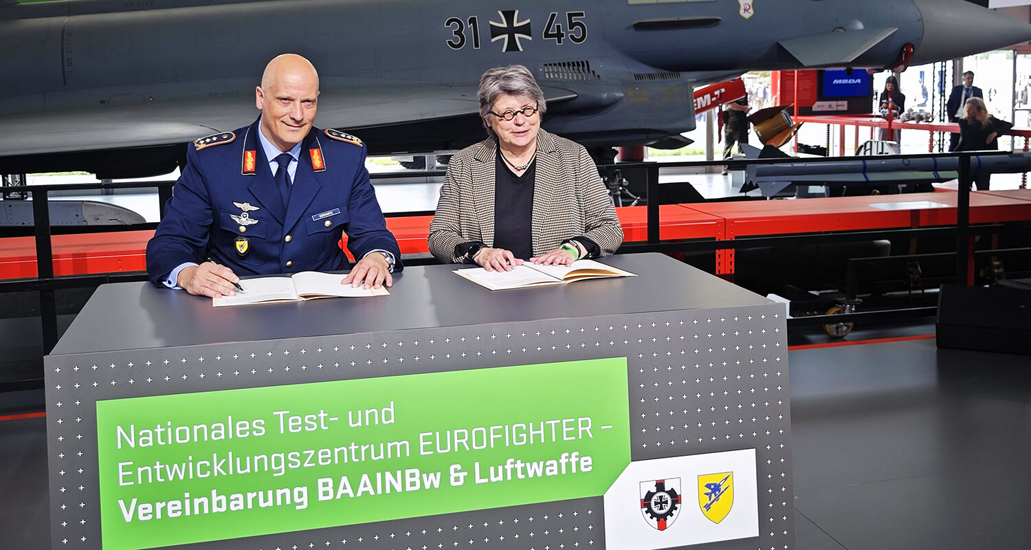 Die Präsidentin des BAAINBw, Annette Lehnigk-Emden, und der Inspekteur der Luftwaffe, Generalleutnant Ingo Gerhartz, unterzeichnen auf der ILA 2024 die Zusammenarbeitsvereinbarung (Foto © PIZ Ausrüstung, Informationstechnik und Nutzung / Thomas Scheibe)