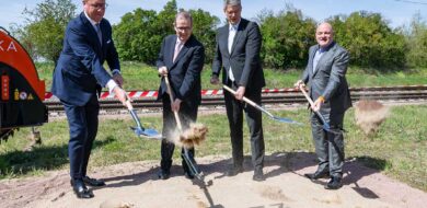 Erster Spatenstich der Glasfaser-Backbone-Teststrecke in Oehna, Brandenburg: Martin Attenhauser, Geschäftsführer Netz 33, Bruno Reufels, CEO Niedax Group und Netz 33, Bundesverkehrsminister Patrick Schnieder und Landesinfrastrukturminister Robert Crumbach (v.l.n.r.). (Foto © Framewerk GmbH)