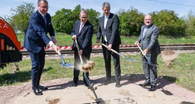 Erster Spatenstich der Glasfaser-Backbone-Teststrecke in Oehna, Brandenburg: Martin Attenhauser, Geschäftsführer Netz 33, Bruno Reufels, CEO Niedax Group und Netz 33, Bundesverkehrsminister Patrick Schnieder und Landesinfrastrukturminister Robert Crumbach (v.l.n.r.). (Foto © Framewerk GmbH)