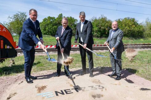 Erster Spatenstich der Glasfaser-Backbone-Teststrecke in Oehna, Brandenburg: Martin Attenhauser, Geschäftsführer Netz 33, Bruno Reufels, CEO Niedax Group und Netz 33, Bundesverkehrsminister Patrick Schnieder und Landesinfrastrukturminister Robert Crumbach (v.l.n.r.). (Foto © Framewerk GmbH)
