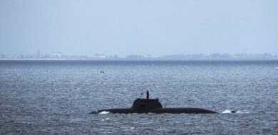 U31 aufgetaucht und ein weiteres Uboot auf Periskoptiefe in der Eckernförder Bucht. (Foto @ Fabian Horst, CC BY-SA 4.0)