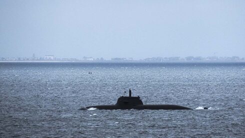 U31 aufgetaucht und ein weiteres Uboot auf Periskoptiefe in der Eckernförder Bucht. (Foto @ Fabian Horst, CC BY-SA 4.0)