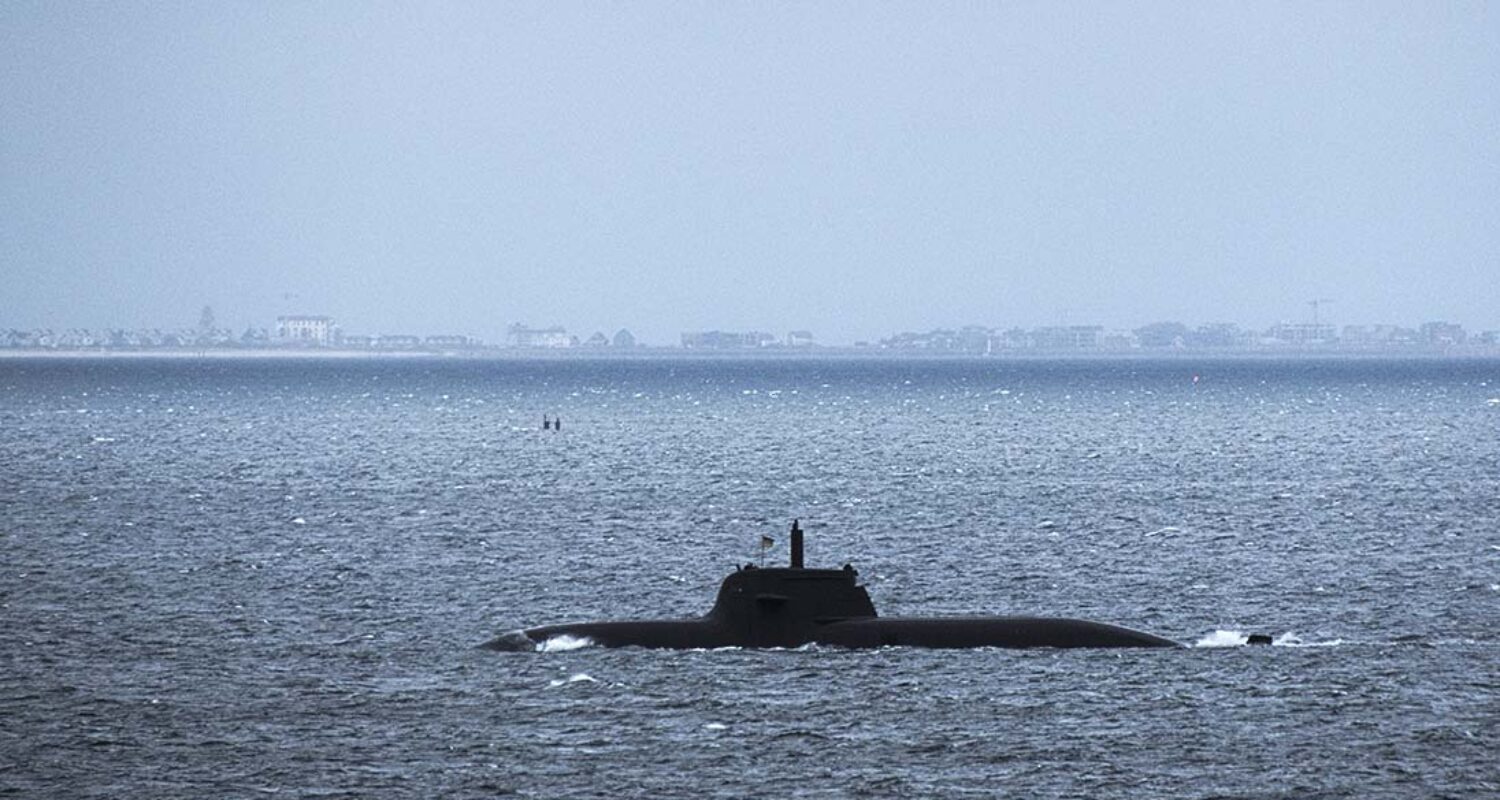 U31 aufgetaucht und ein weiteres Uboot auf Periskoptiefe in der Eckernförder Bucht. (Foto @ Fabian Horst, CC BY-SA 4.0)