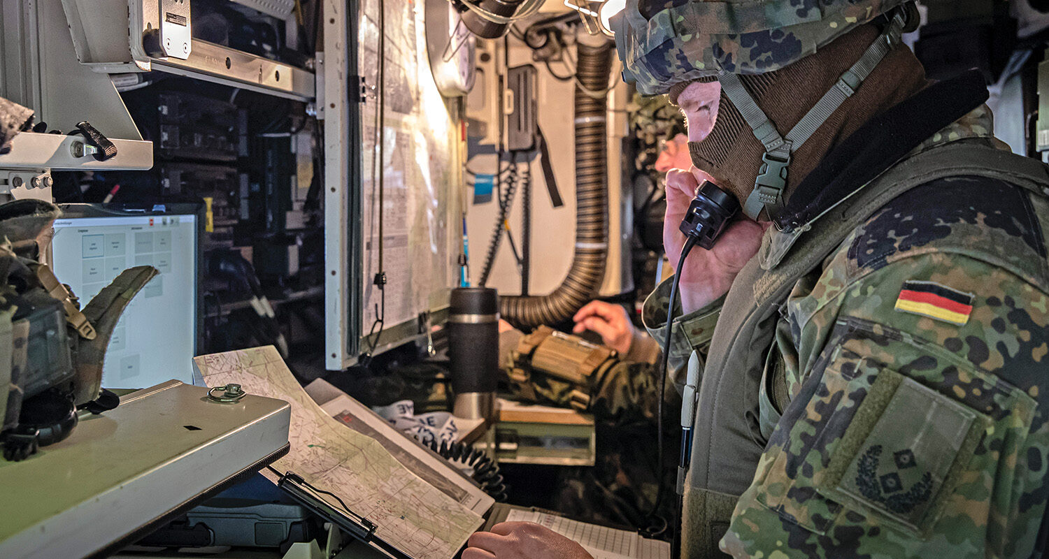 Der komplette Führungsprozess wird im Ausbildungsstützpunkt
SIRA-Bataillon Hammelburg abgebildet. Ziel ist es, Abläufe einzuüben
und die jeweilige Operation zum Erfolg zu führen. (Foto © Bw/Orth)
