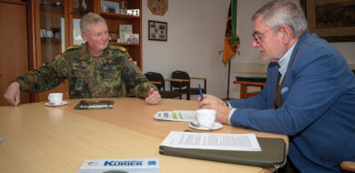Intensives Gespräch zwischen Brigadegeneral Michael Matz und Chefredakteur Michael Horst. (Foto  ©Bw/Andrea Rippstein)