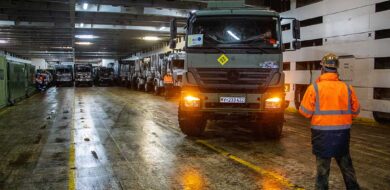 Ein Einweiser weist einen Kraftfahrer eines Lkw per Handzeichen in die Parkposition an Bord eines Roll-on-roll-off-Schiffes ein. (Foto © Bw/Michael In der Au)