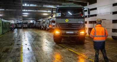 Ein Einweiser weist einen Kraftfahrer eines Lkw per Handzeichen in die Parkposition an Bord eines Roll-on-roll-off-Schiffes ein. (Foto © Bw/Michael In der Au)
